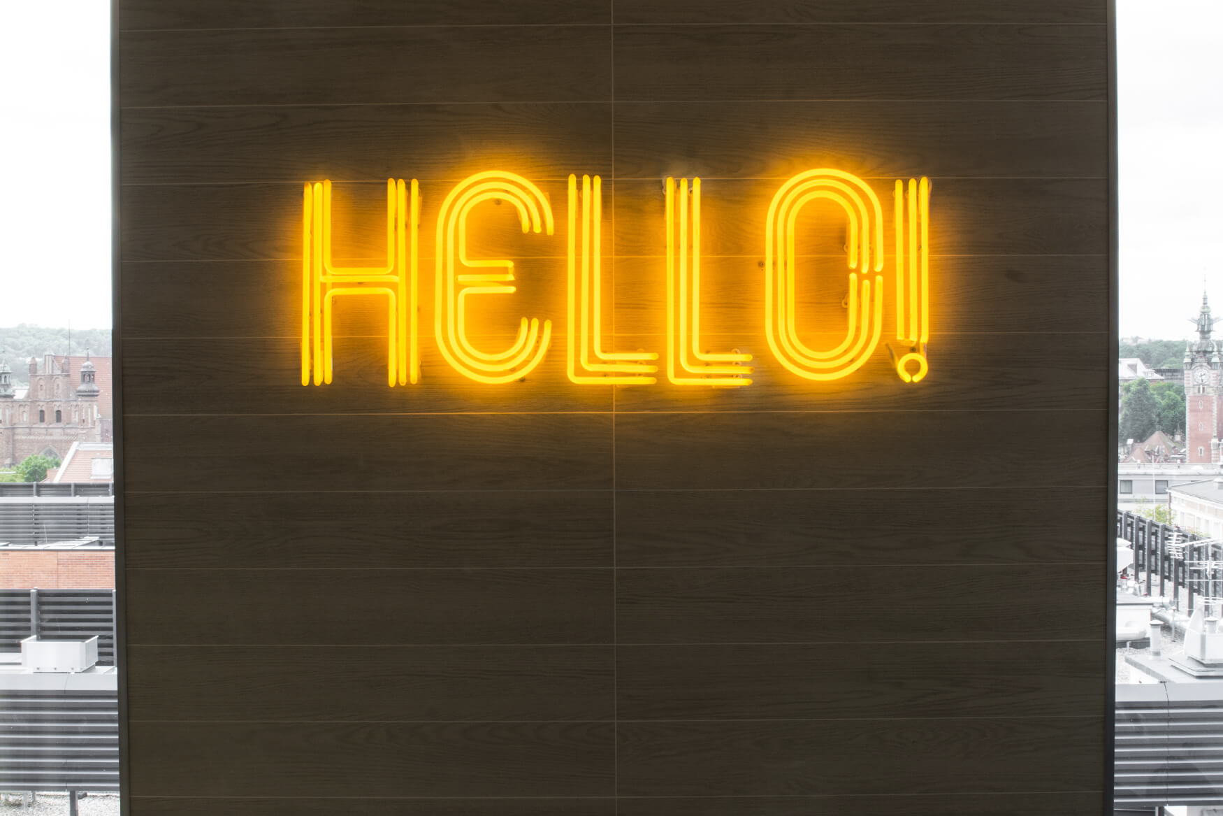 hola-neon-helo-color-amarillo-neon-vidrio-neon-neon-polonia-neon-en-losas-neon-en-paredes-neon-en-lobby-neon-en-oficina-neon-trojmiasto-pl